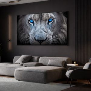 Quadro decorativo de leão com olhos azuis, ideal para salas modernas.